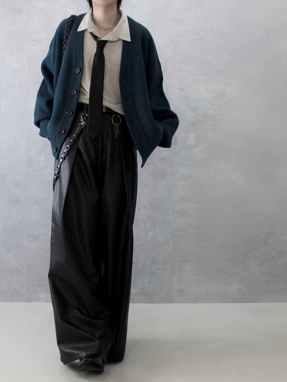 ブルー系のカーディガン/ボレロ、ベージュ系のシャツ/ブラウス、ブラック系のショルダーバッグを着用したメンズの秋コーディネートの4枚目の写真