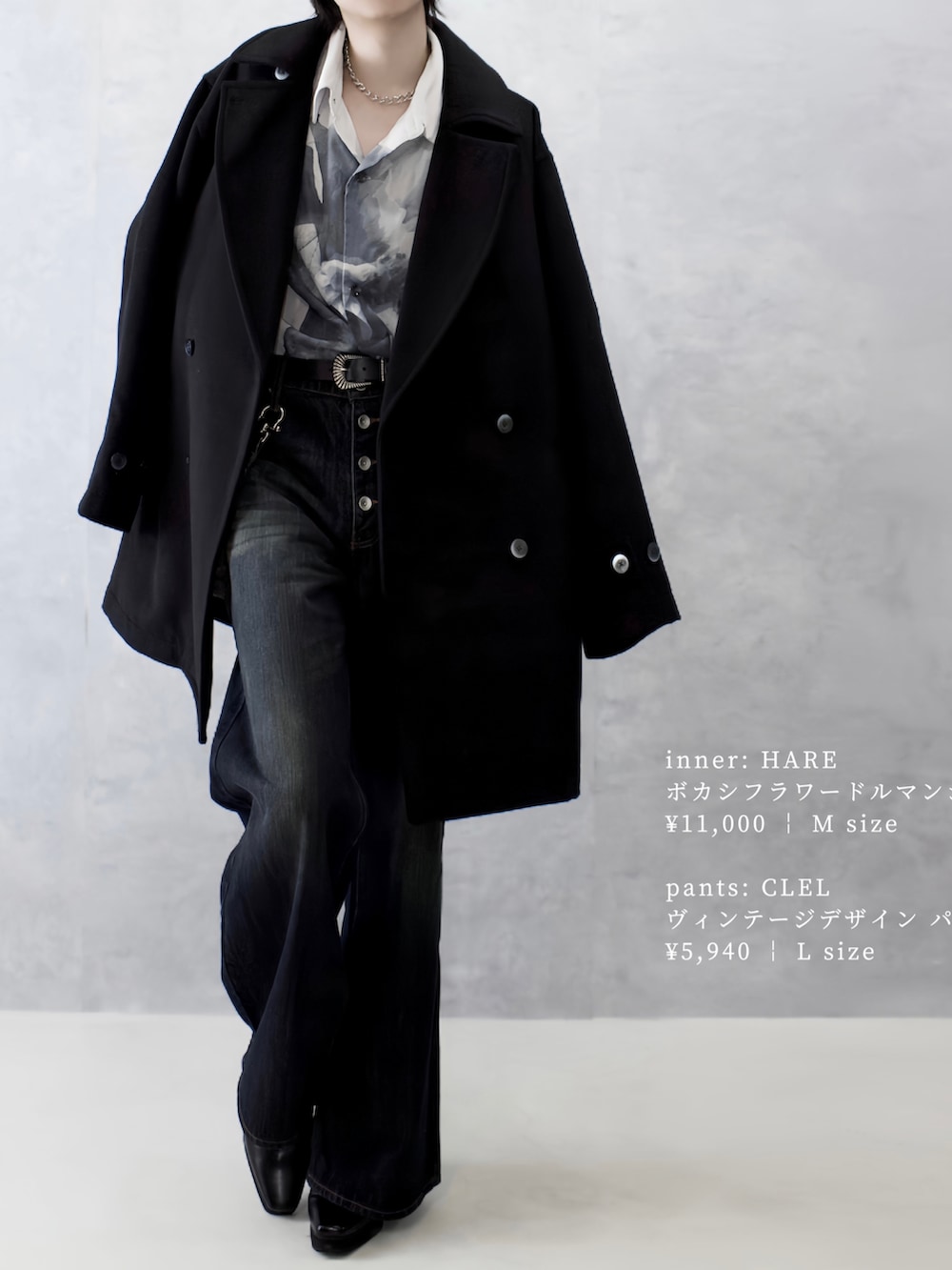 ブルー系のデニムパンツ、ホワイト系のシャツ/ブラウス、ブラック系のその他アウターを着用したメンズの秋コーディネートの4枚目の写真