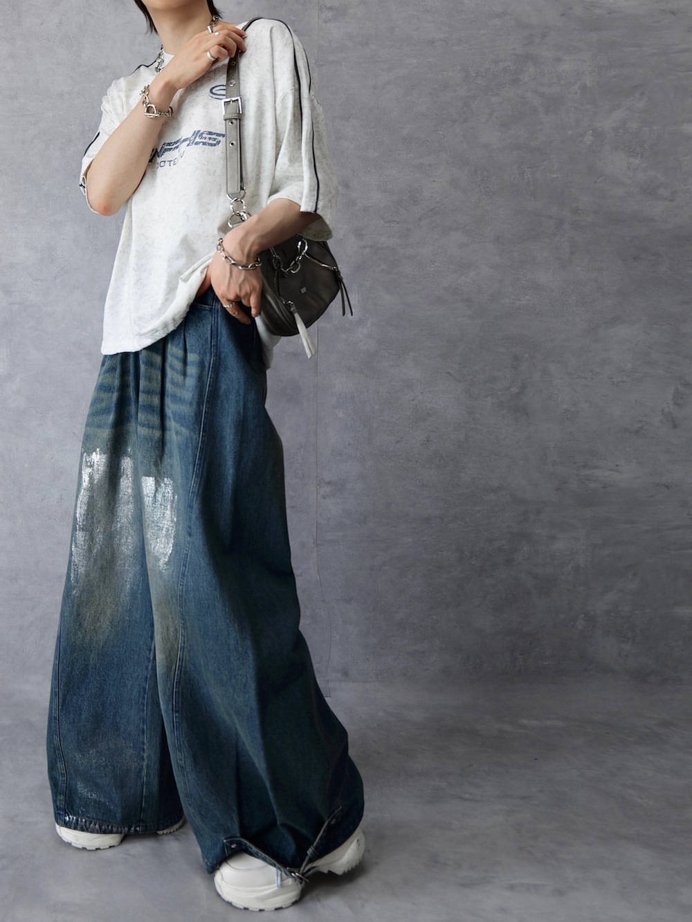 ホワイト系のTシャツ/カットソー、ブルー系のデニムパンツ、シルバー系のショルダーバッグを着用したメンズの夏コーディネートの4枚目の写真