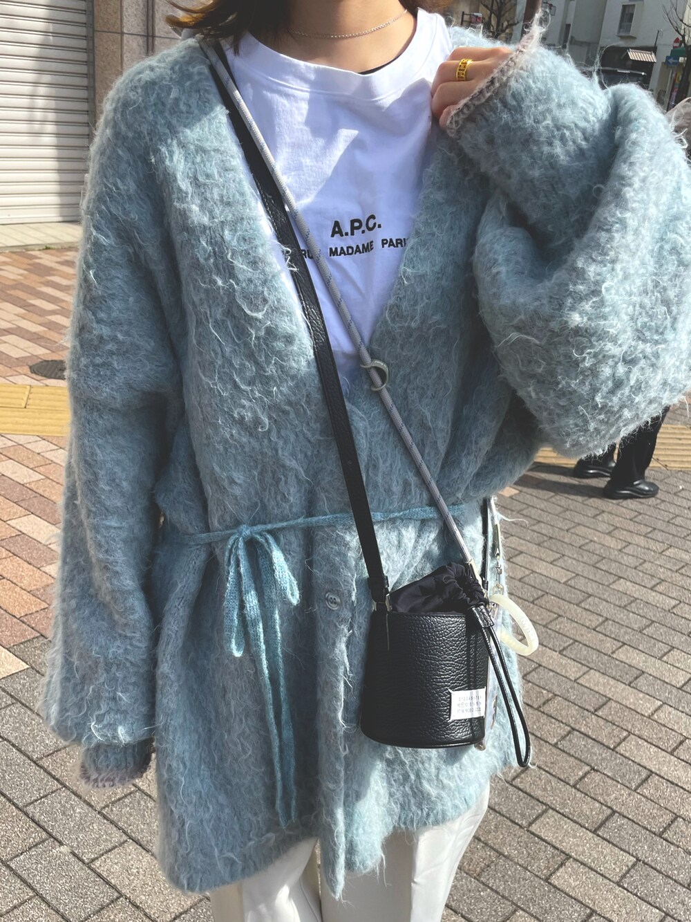 「オトナカジュアル、楽チンコーデ、カジュアルコーデ、おしゃれさんと繋がりたい、ootd、低身長、スニーカーコーデ、春カラー、ニットカーディガン、Kastane、ニット、低身長コーデ」｜「coca（coca）のウエストタックワイドパーテードパンツ（スラックス、ホワイト系）」を使った、cocoさん（レディース・154cm）の冬コーディネートの2枚目の写真
