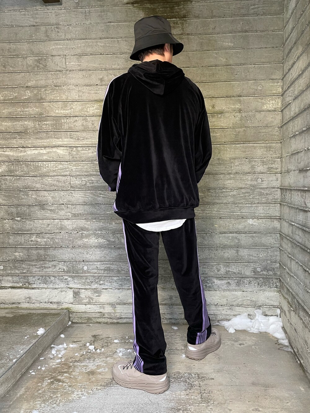 「休日コーデ、リラックススタイル、NEEDLES、ベロア、セットアップ、ブラック、パープル、バケットハット、スニーカー、オトナカジュアル、春、きれいめカジュアル、ニードルス、スポーツミックス、パーカー」|「DIESELのアイテム(帽子、ブラック系)」を使った、T-Hopeさん(メンズ・180cm)の冬コーディネートの2枚目の写真