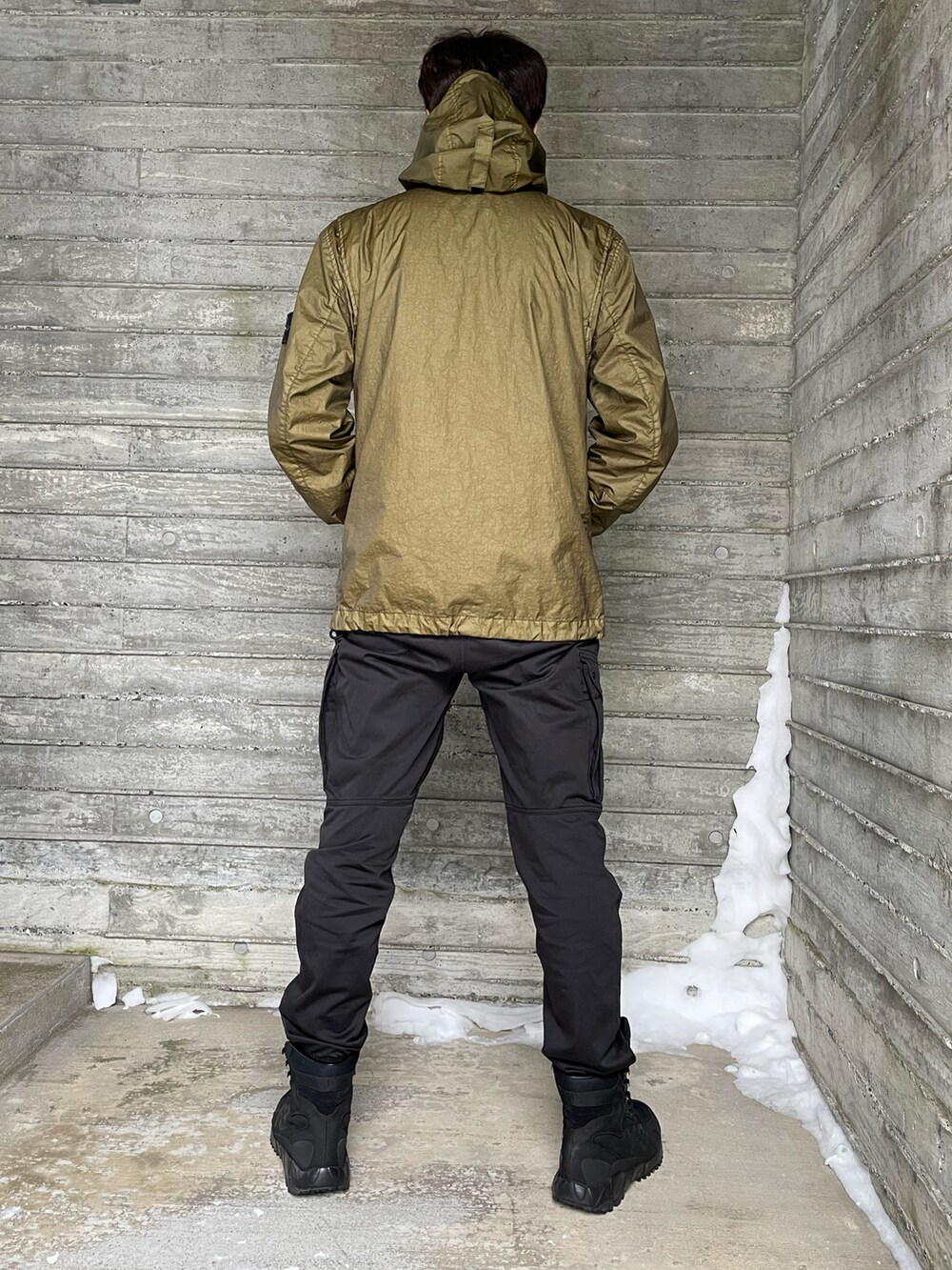 「大人コーデ、ストーンアイランド、カーゴパンツ、ブラックブーツ、Y-3、ミリタリー、カーキ、stoneisland、フードパーカー、フードコート、黒、ブラック、オトナカジュアル、冬コーデ、スニーカーコーデ」｜「STONE ISLANDのアイテム（マウンテンパーカー、グリーン系）」を使った、T-Hopeさん（メンズ・180cm）の冬コーディネートの3枚目の写真