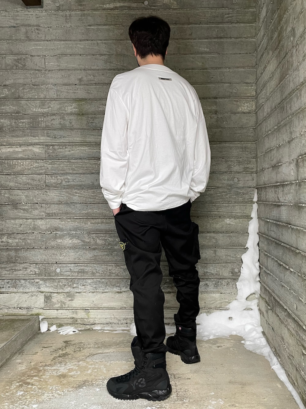 「シンプルコーデ、白黒、オトナカジュアル、カーゴパンツ、ブーツ、Y-3、ストーンアイランド、エッセンシャルズ、stoneisland、ESSENTIALS、オーバーサイズ、カットソー、モノトーン、スニーカーブーツ、スニーカーコーデ」｜「FOG ESSENTIALSのアイテム（Tシャツ/カットソー、ホワイト系）」を使った、T-Hopeさん（メンズ・180cm）の冬コーディネートの2枚目の写真
