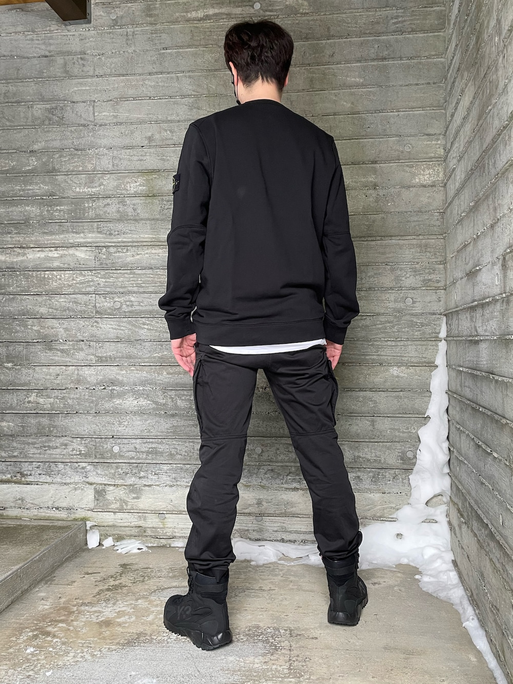 「大人コーデ、ブラック、ブラックブーツ、ストーンアイランド、Y-3、冬コーデ、リラックススタイル、テック系、テックウェア、インナーチラ見せ、カットソー、カーゴパンツ、オトナカジュアル、モノトーン、黒」｜「STONE ISLANDのアイテム（スウェット、ブラック系）」を使った、T-Hopeさん（メンズ・180cm）の冬コーディネートの2枚目の写真