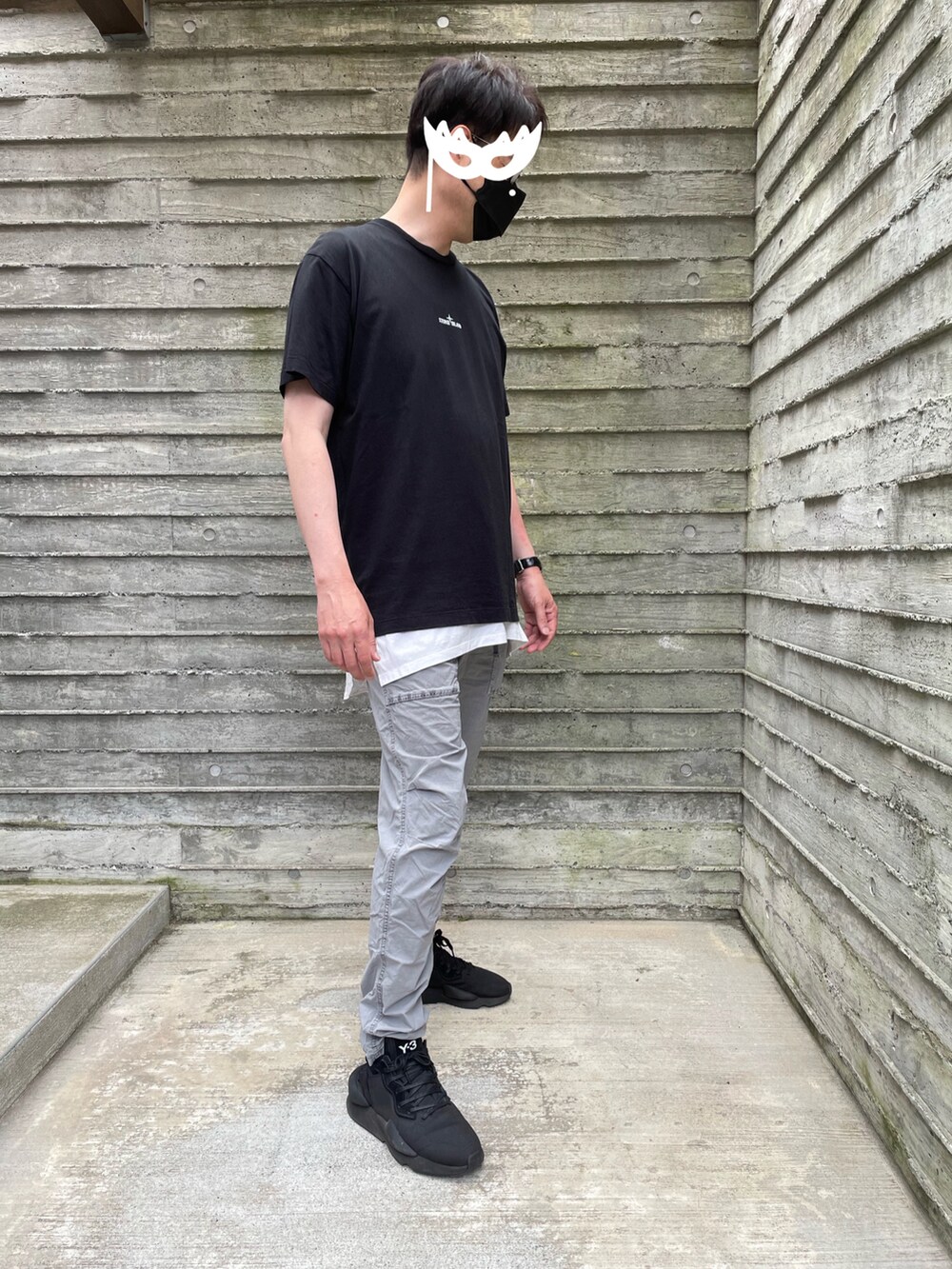 「ブラック、ストーンアイランド、Y-3、半袖シャツ、スニーカー、シャカパン、タンクトップチラ見せ」｜「STANDARD James Perseのアイテム（パンツ、グレー系）」を使った、T-Hopeさん（メンズ・180cm）の秋コーディネートの3枚目の写真