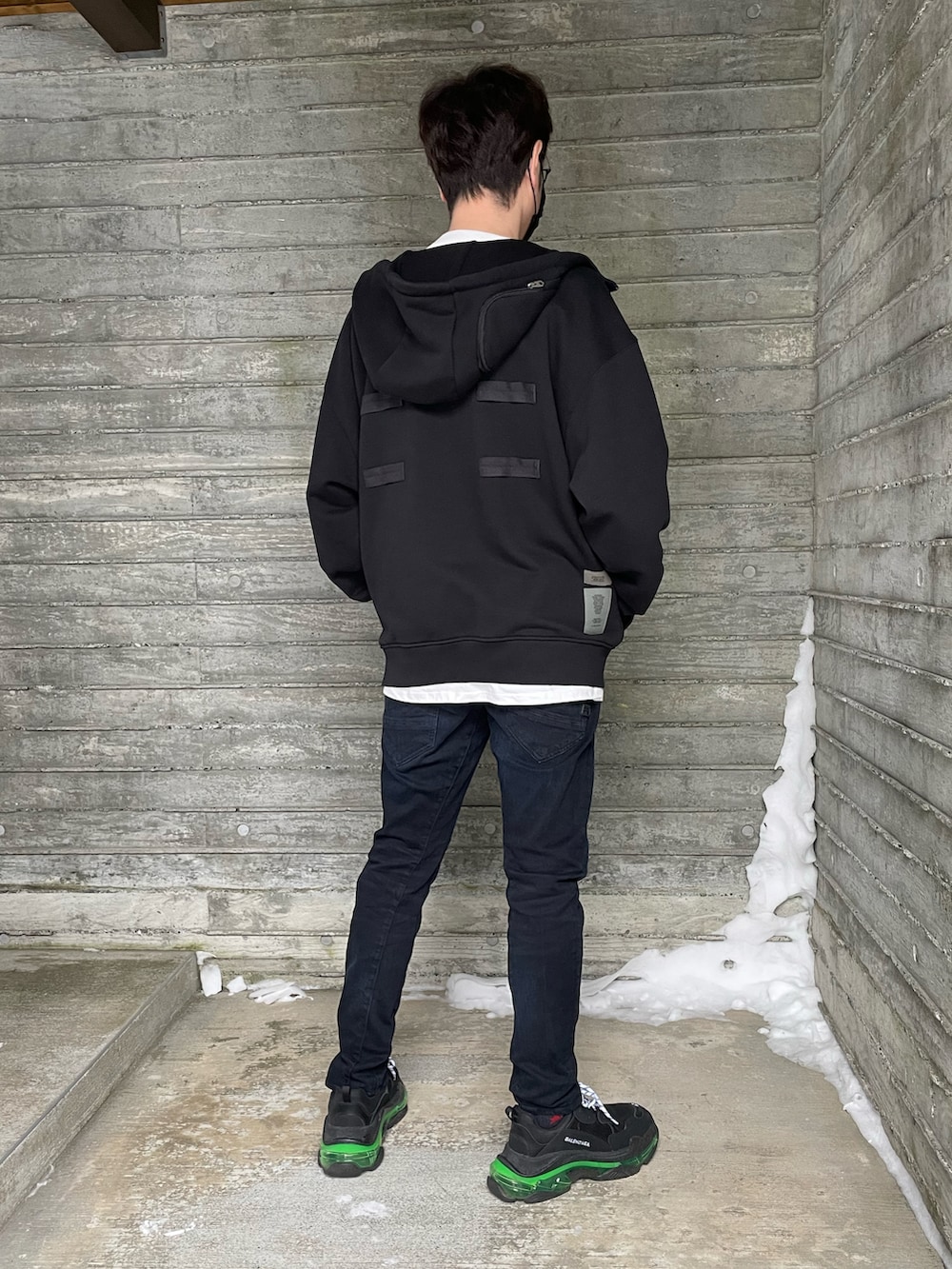 「パーカー、ジーンズ、ダットスニーカー、ベルト、オーバーサイズ、バレンシアガ、ジースターロウ、Y-3、エッセンシャルズ、オレンジ、ポケット、トリプルS、gstarraw、フード付きアウター、フードコート」｜「FOG ESSENTIALSのアイテム（Tシャツ/カットソー、ホワイト系）」を使った、T-Hopeさん（メンズ・180cm）の冬コーディネートの2枚目の写真