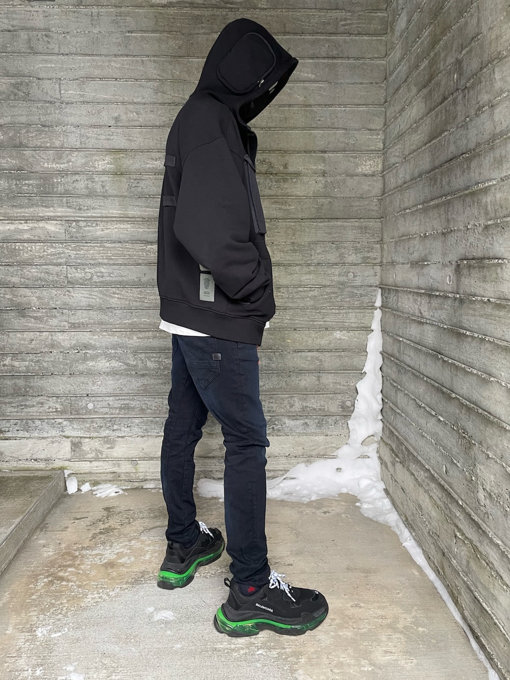 「パーカー、ジーンズ、ダットスニーカー、ベルト、オーバーサイズ、バレンシアガ、ジースターロウ、Y-3、エッセンシャルズ、オレンジ、ポケット、トリプルS、gstarraw、フード付きアウター、フードコート」｜「FOG ESSENTIALSのアイテム（Tシャツ/カットソー、ホワイト系）」を使った、T-Hopeさん（メンズ・180cm）の冬コーディネートの3枚目の写真