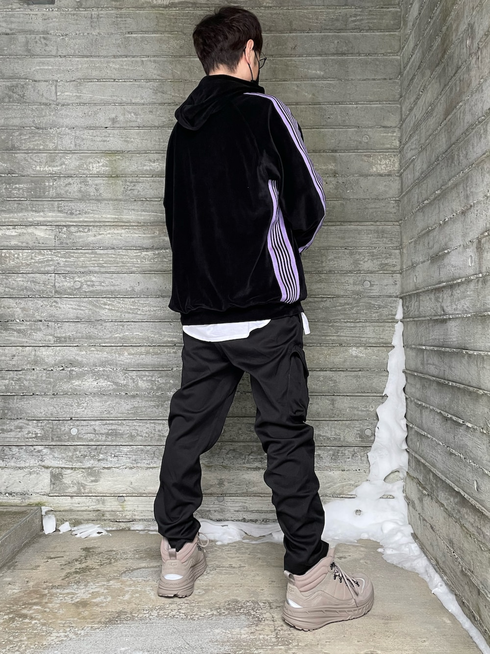 「休日スタイル、ニードルス、パーカー、ベロア、黒、パープル、ブラックコーデ、ストーンアイランド、NEEDLES、stoneisland、フード、スニーカー、ベージュスニーカー、オトナカジュアル、冬コーデ」｜「STONE ISLANDのアイテム（カーゴパンツ、ブラック系）」を使った、T-Hopeさん（メンズ・180cm）の冬コーディネートの2枚目の写真