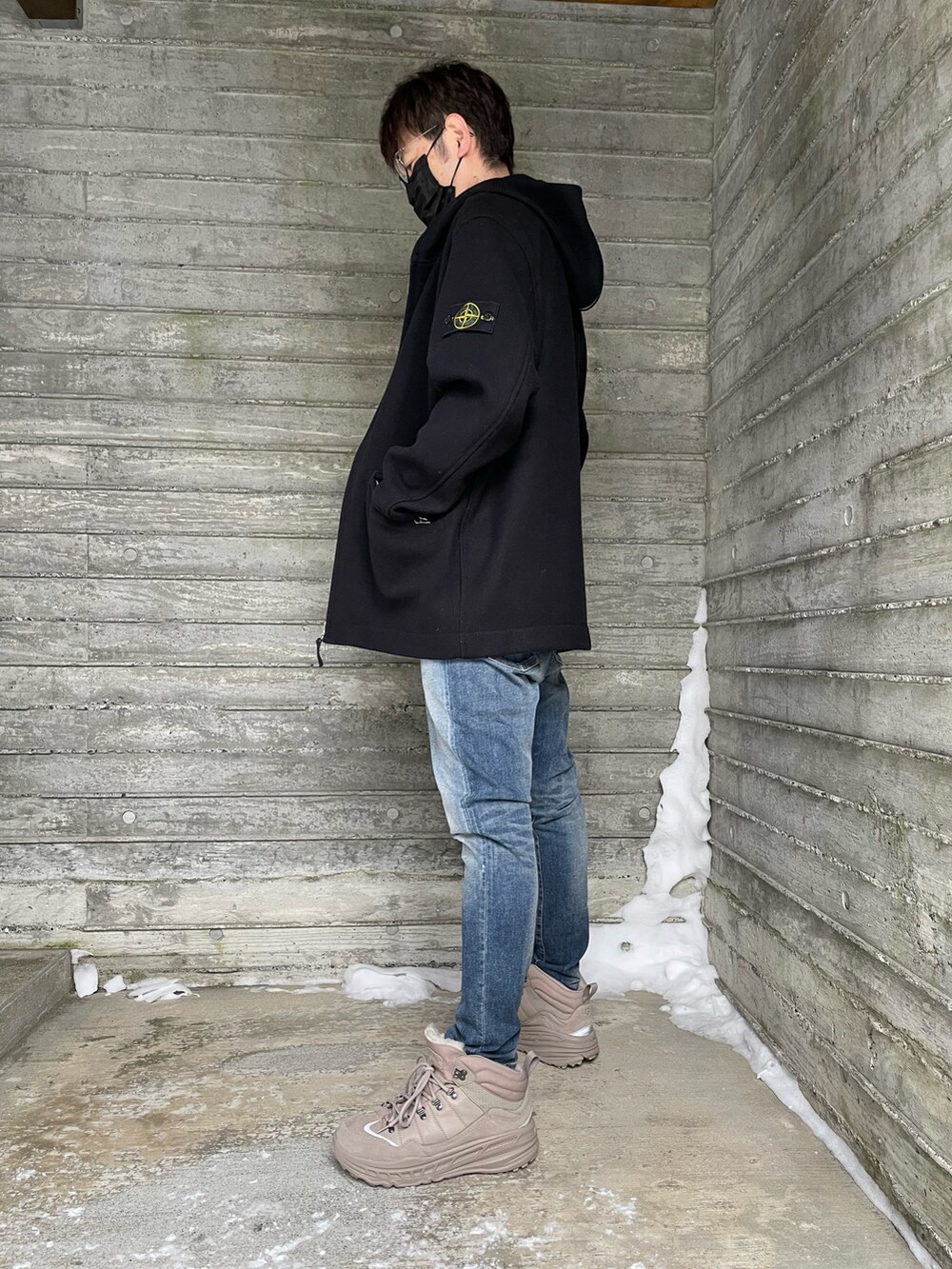 「ストーンアイランド、ヨウジヤマモト×ニューエラ、UGG、Y-3、冬コーデ、フードコート、黒、ブラック、メルトン、stoneisland、yohjiyamamoto、ジーンズ、スニーカー、オトナカジュアル、大人コーデ」｜「STONE ISLANDのアイテム（マウンテンパーカー、ブラック系）」を使った、T-Hopeさん（メンズ・180cm）の冬コーディネートの2枚目の写真