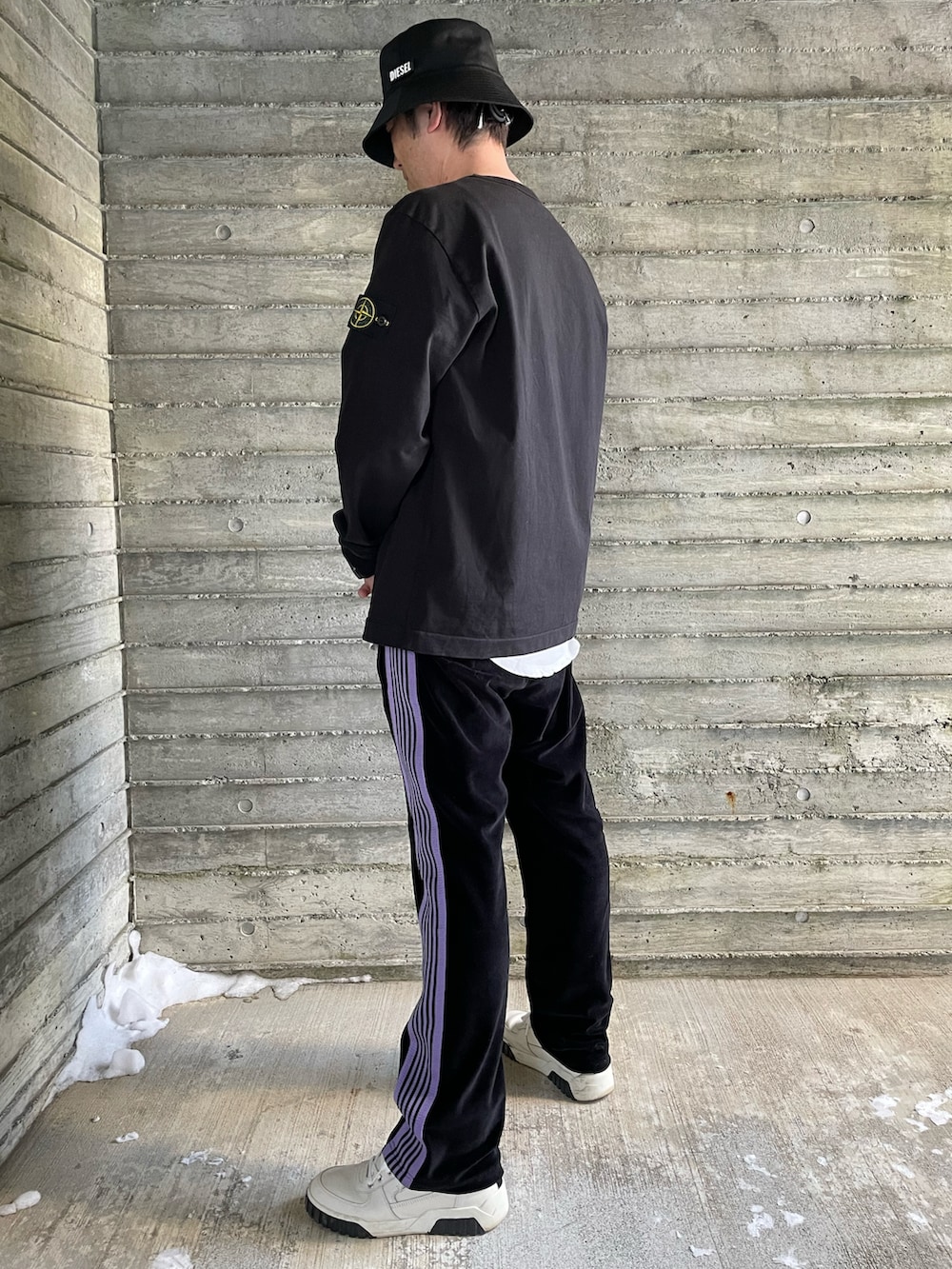 「休日コーデ、カジュアル、リラックススタイル、オトナカジュアル、春、ディーゼル、NEEDLES、stoneisland、バケットハット、ブラック、パープル、スニーカー、カットソー、ロンT、ベロア」｜「DIESELのアイテム（帽子、ブラック系）」を使った、T-Hopeさん（メンズ・180cm）の冬コーディネートの2枚目の写真