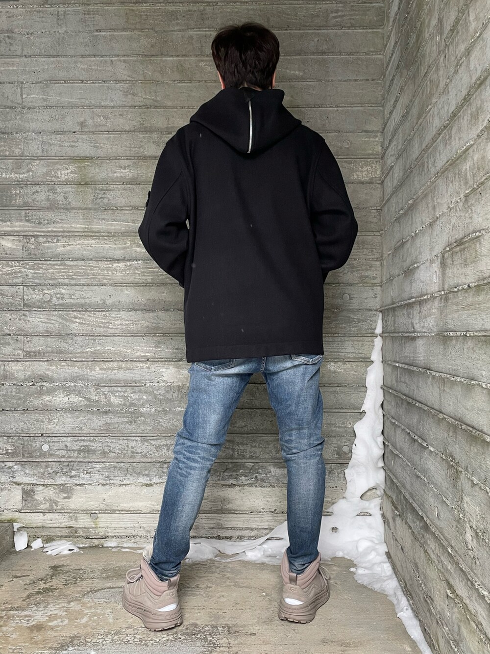 「ストーンアイランド、ヨウジヤマモト×ニューエラ、UGG、Y-3、冬コーデ、フードコート、黒、ブラック、メルトン、stoneisland、yohjiyamamoto、ジーンズ、スニーカー、オトナカジュアル、大人コーデ」｜「STONE ISLANDのアイテム（マウンテンパーカー、ブラック系）」を使った、T-Hopeさん（メンズ・180cm）の冬コーディネートの3枚目の写真