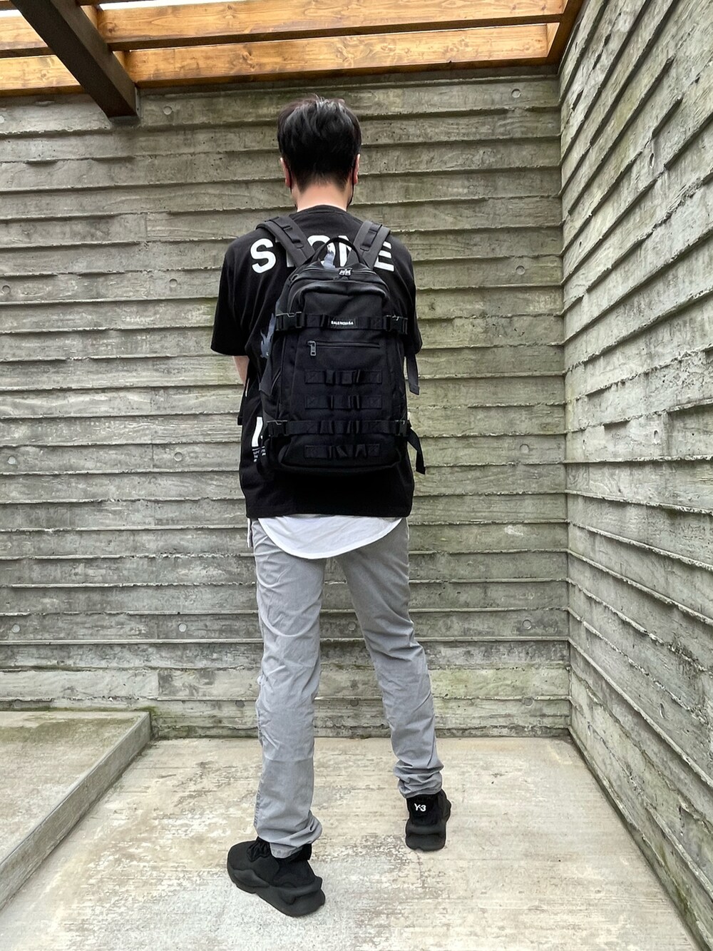 「ブラック、ストーンアイランド、Y-3、半袖シャツ、スニーカー、シャカパン、タンクトップチラ見せ」｜「STANDARD James Perseのアイテム（パンツ、グレー系）」を使った、T-Hopeさん（メンズ・180cm）の秋コーディネートの2枚目の写真