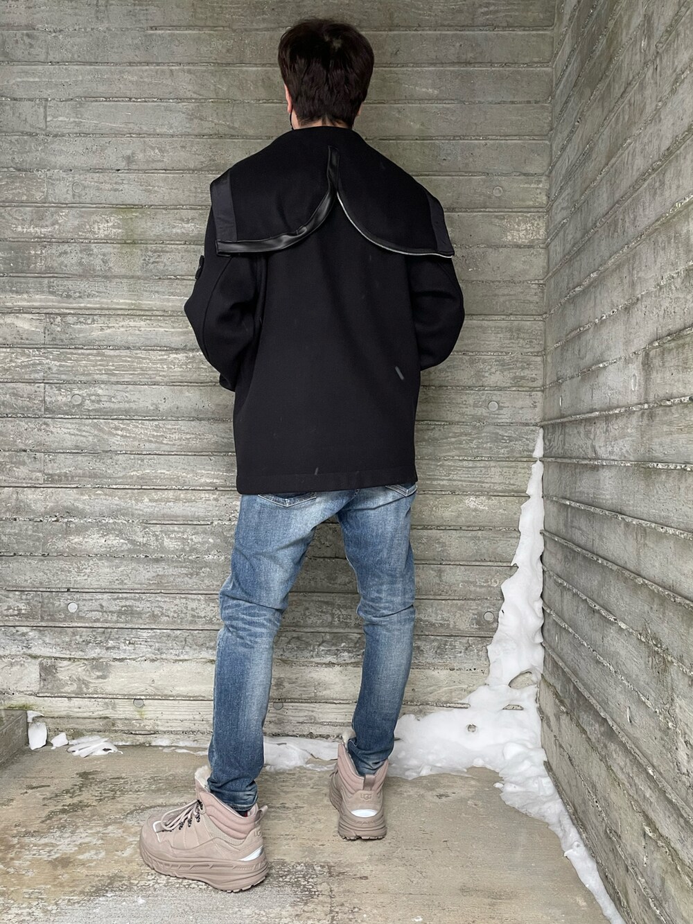 「ストーンアイランド、ヨウジヤマモト×ニューエラ、UGG、Y-3、冬コーデ、フードコート、黒、ブラック、メルトン、stoneisland、yohjiyamamoto、ジーンズ、スニーカー、オトナカジュアル、大人コーデ」｜「STONE ISLANDのアイテム（マウンテンパーカー、ブラック系）」を使った、T-Hopeさん（メンズ・180cm）の冬コーディネートの4枚目の写真