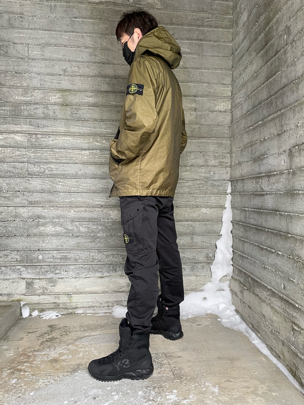 「大人コーデ、ストーンアイランド、カーゴパンツ、ブラックブーツ、Y-3、ミリタリー、カーキ、stoneisland、フードパーカー、フードコート、黒、ブラック、オトナカジュアル、冬コーデ、スニーカーコーデ」｜「STONE ISLANDのアイテム（マウンテンパーカー、グリーン系）」を使った、T-Hopeさん（メンズ・180cm）の冬コーディネートの2枚目の写真