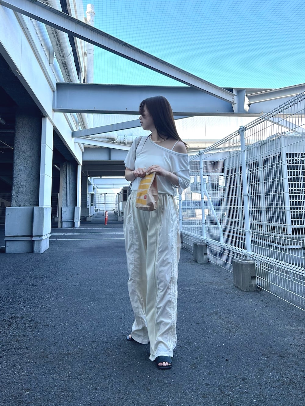 ホワイト系のTシャツ/カットソー、ホワイト系のスウェットパンツを着用したレディースの夏コーディネートの2枚目の写真