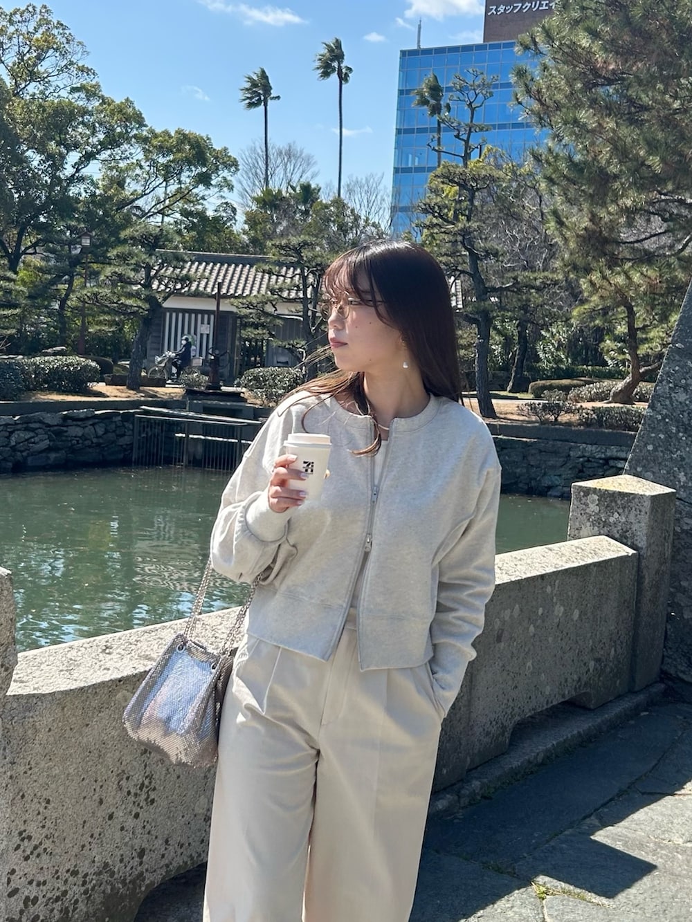 グレー系のスウェット、ホワイト系のTシャツ/カットソーを着用したレディースの春コーディネートの2枚目の写真