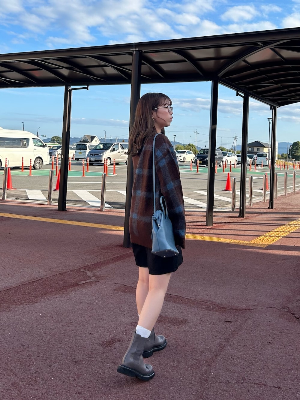 ブラウン系のカーディガン/ボレロを着用したレディースの冬コーディネートの2枚目の写真