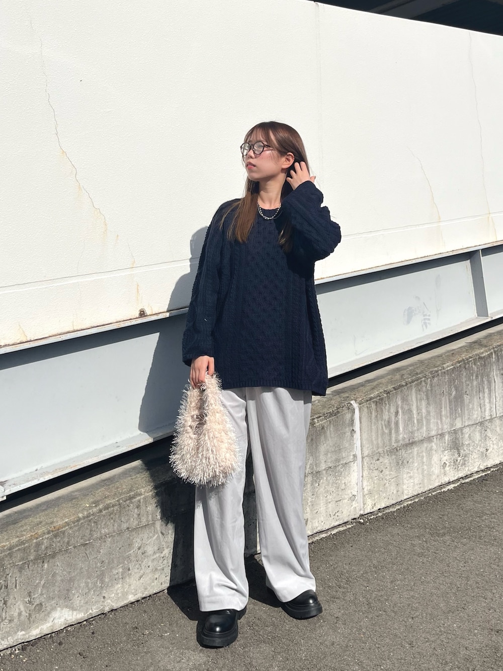 ブルー系のニット/セーター、ホワイト系のトートバッグ、グレー系のその他パンツを着用したレディースの冬コーディネートの2枚目の写真