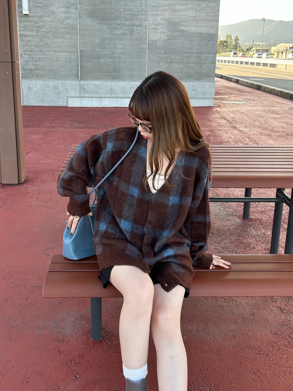 ブラウン系のカーディガン/ボレロを着用したレディースの冬コーディネートの4枚目の写真