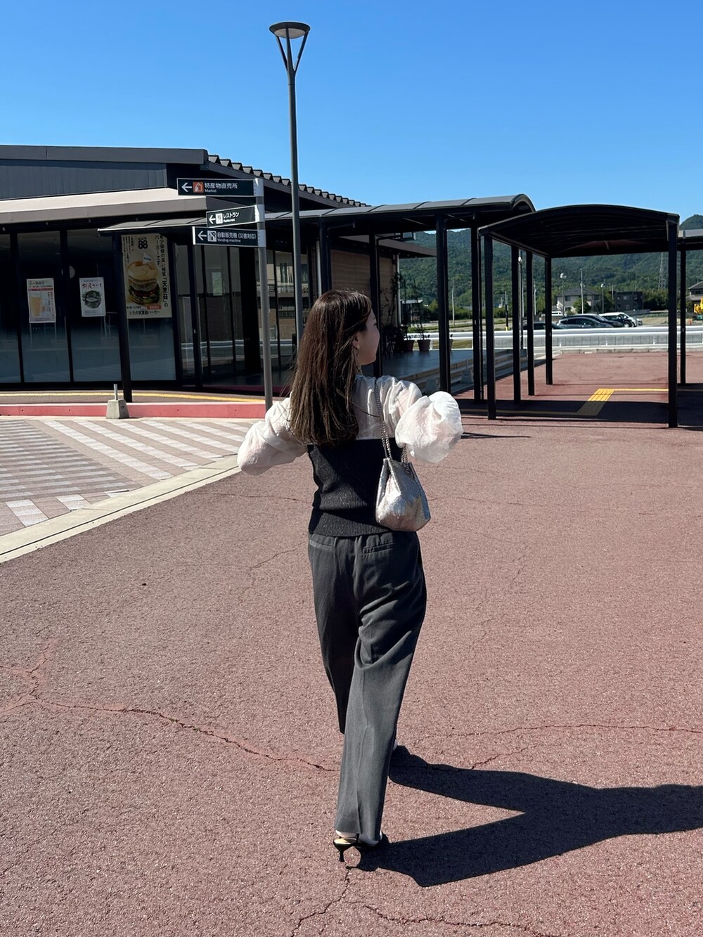 ホワイト系のシャツ/ブラウス、グレー系のキャミソールを着用したレディースの春コーディネートの3枚目の写真