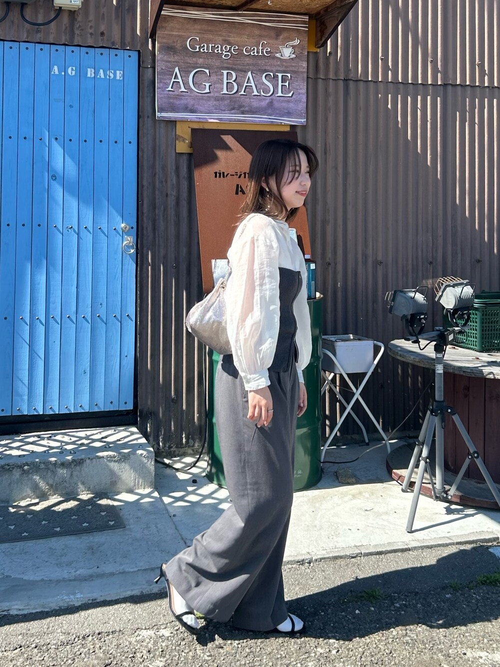 ホワイト系のシャツ/ブラウス、グレー系のキャミソールを着用したレディースの春コーディネートの2枚目の写真