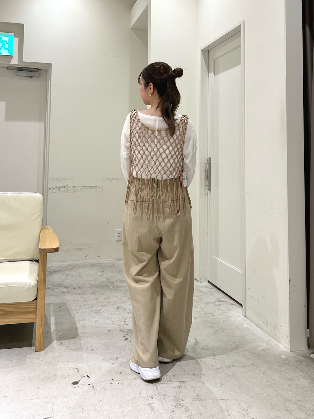 ホワイト系のTシャツ/カットソー、ベージュ系のベスト、ベージュ系のスラックスを着用したレディースの春コーディネートの3枚目の写真