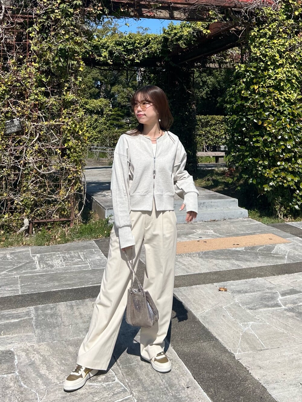 グレー系のスウェット、ホワイト系のTシャツ/カットソーを着用したレディースの春コーディネートの3枚目の写真