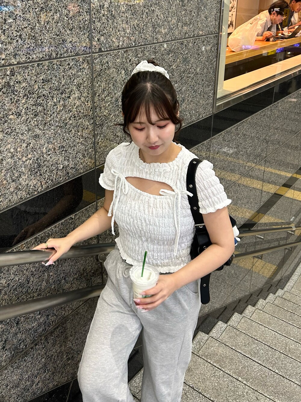 ホワイト系のTシャツ/カットソー、グレー系のスウェットパンツ、ホワイト系のスニーカーを着用したレディースの夏コーディネートの3枚目の写真