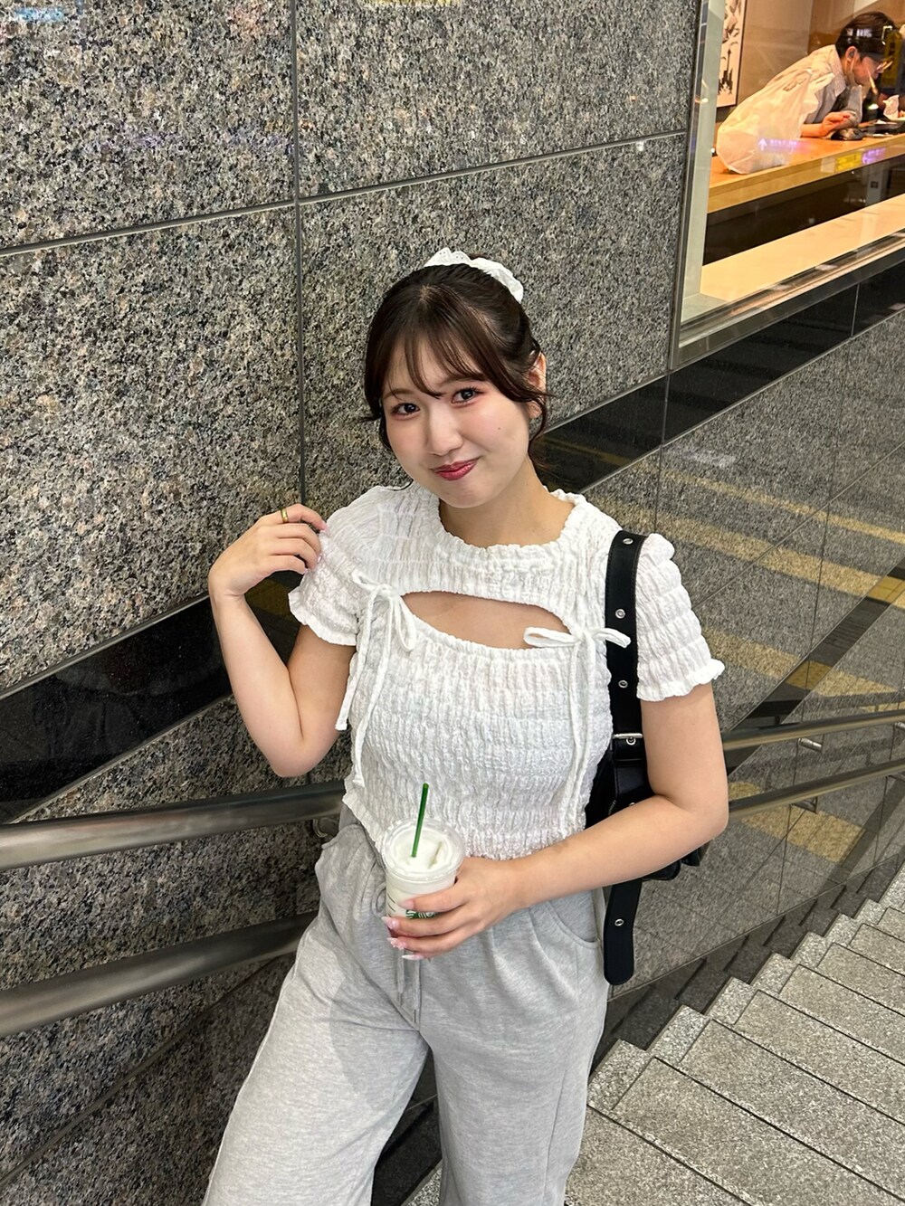 ホワイト系のTシャツ/カットソー、グレー系のスウェットパンツ、ホワイト系のスニーカーを着用したレディースの夏コーディネートの2枚目の写真