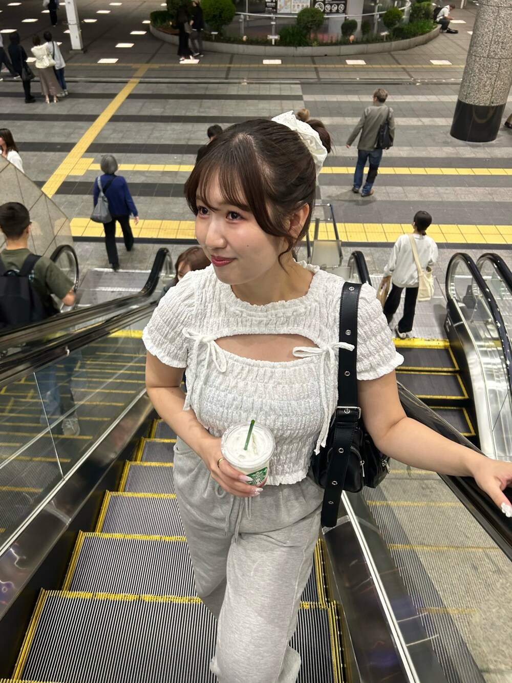 ホワイト系のTシャツ/カットソー、グレー系のスウェットパンツ、ホワイト系のスニーカーを着用したレディースの夏コーディネートの4枚目の写真