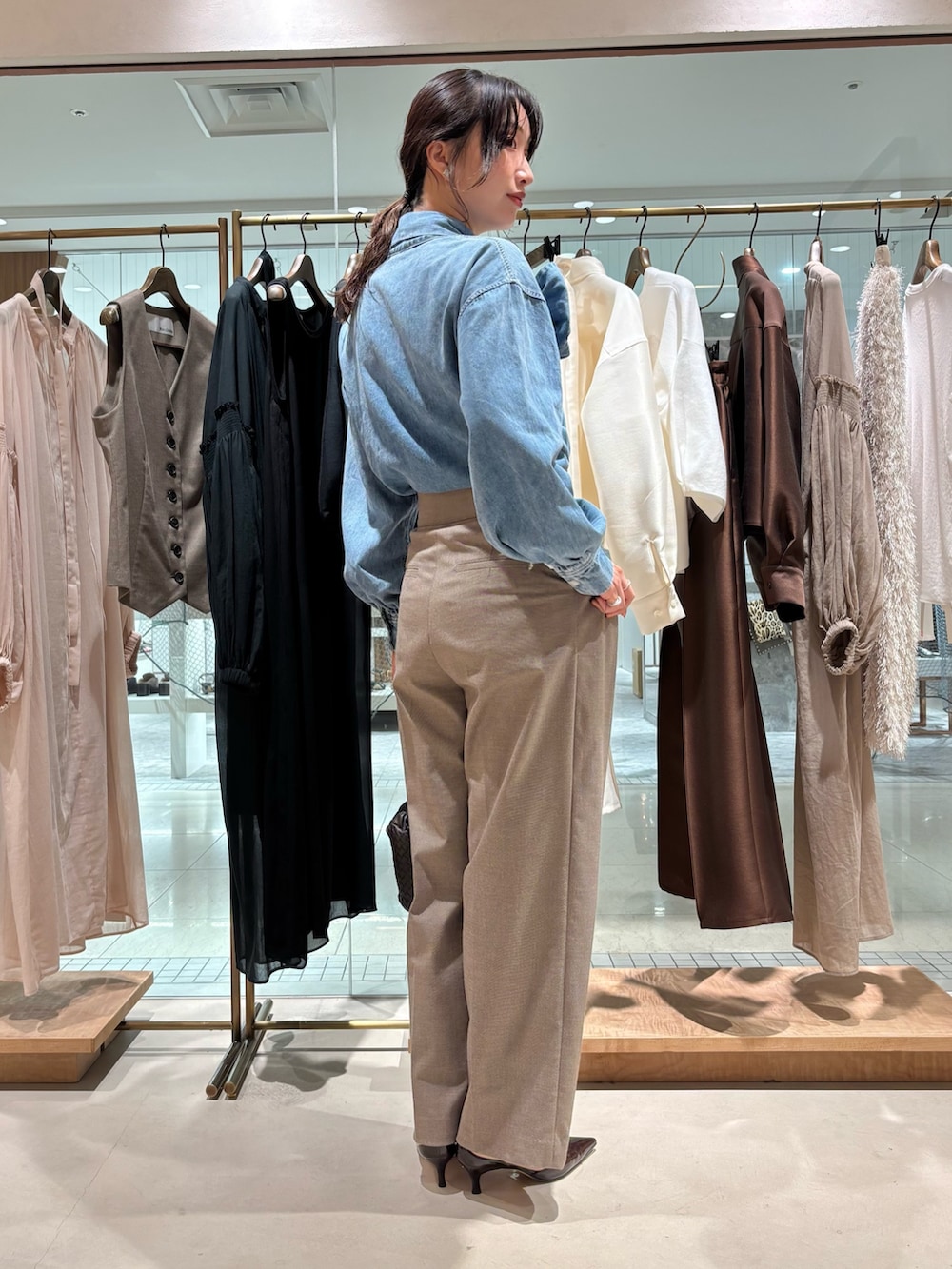 ブラウン系のその他パンツ、ベージュ系のベスト、ブルー系のシャツ/ブラウスを着用したレディースの夏コーディネートの5枚目の写真