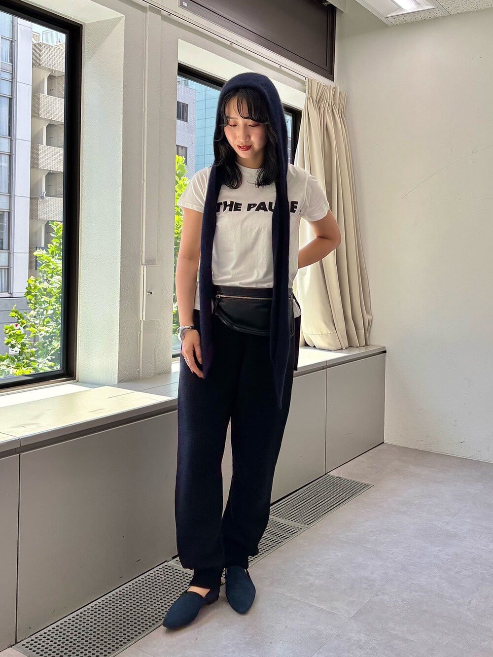 ホワイト系のTシャツ/カットソー、ブラック系のその他パンツ、ブルー系のその他シューズを着用したレディースの夏コーディネートの4枚目の写真