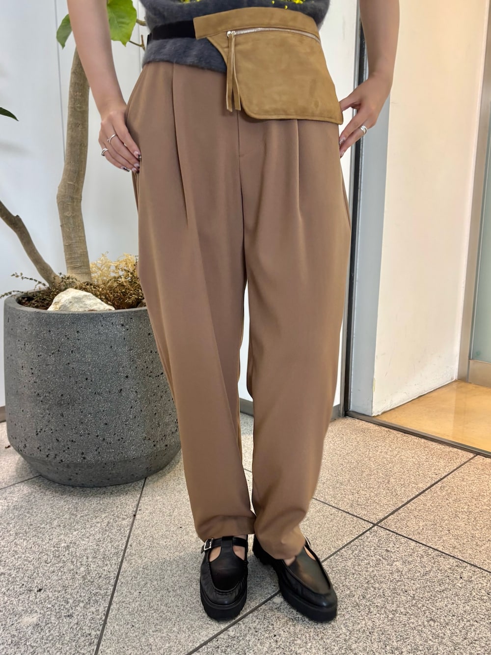 グレー系のベスト、イエロー系のボディバッグ/ウエストポーチ、ブラック系のローファーを着用したレディースの夏コーディネートの5枚目の写真