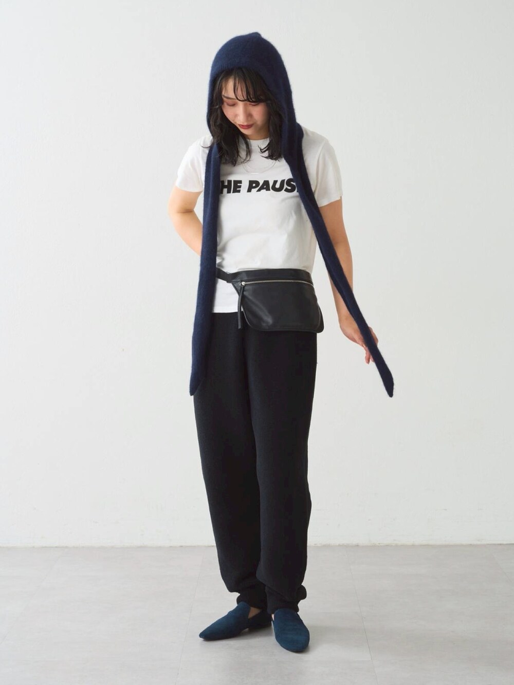 ホワイト系のTシャツ/カットソー、ブラック系のその他パンツ、ブルー系のその他シューズを着用したレディースの夏コーディネートの2枚目の写真