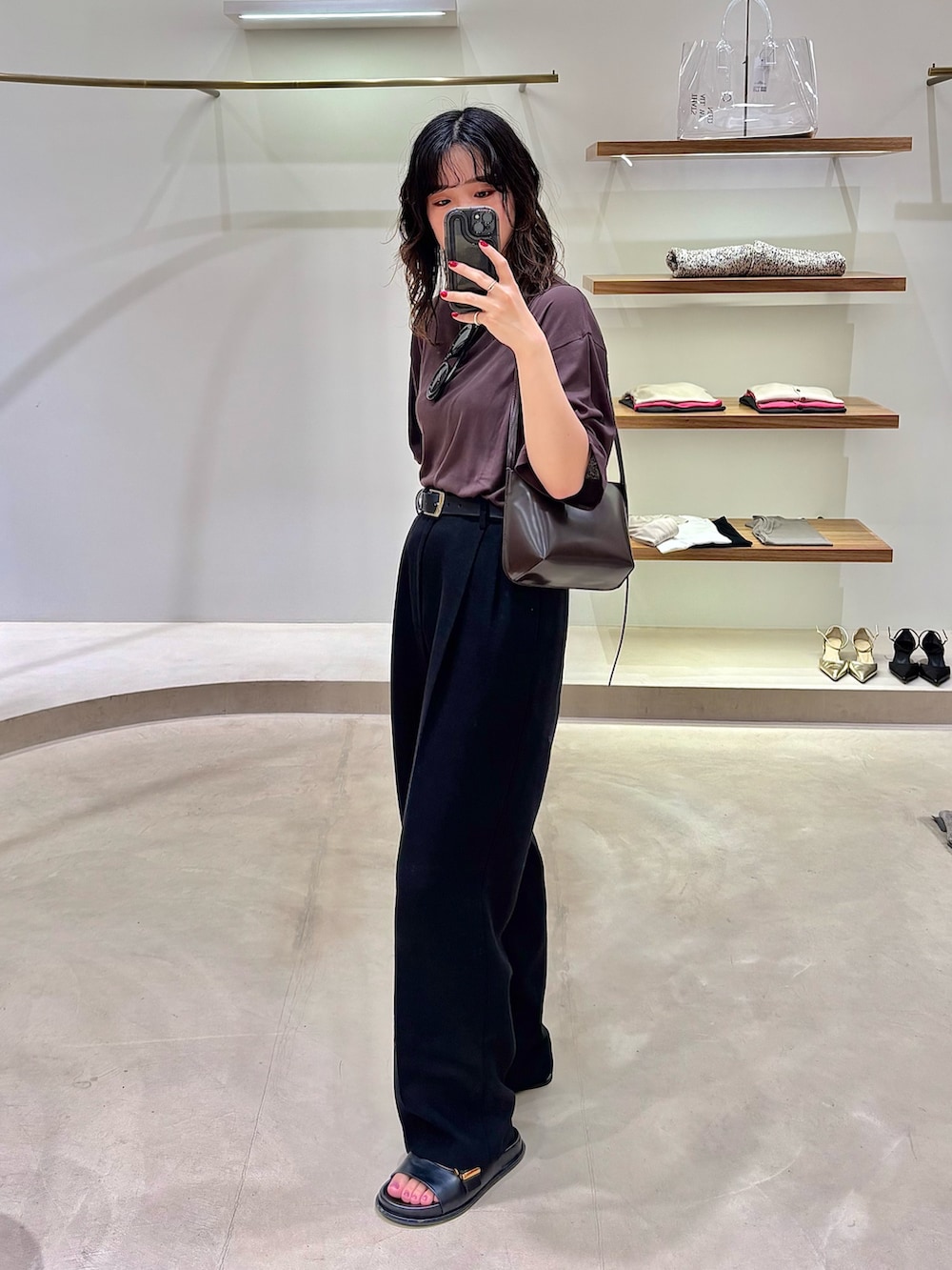 ブラウン系のTシャツ/カットソー、ブラック系のスラックス、ブラウン系のショルダーバッグを着用したレディースの夏コーディネートの3枚目の写真