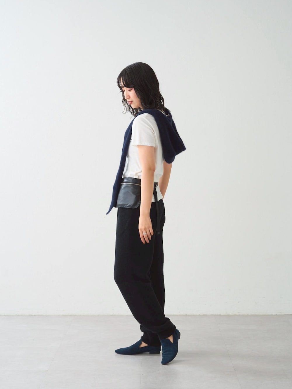 ホワイト系のTシャツ/カットソー、ブラック系のその他パンツ、ブルー系のその他シューズを着用したレディースの夏コーディネートの3枚目の写真