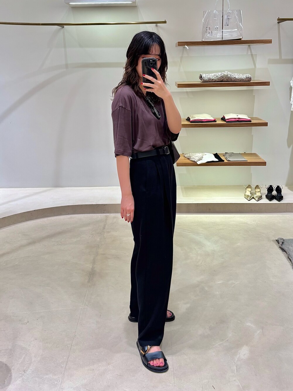 ブラウン系のTシャツ/カットソー、ブラック系のスラックス、ブラウン系のショルダーバッグを着用したレディースの夏コーディネートの2枚目の写真