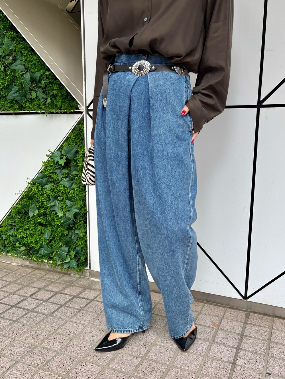 ブラウン系のシャツ/ブラウス、ブラック系のベルトを着用したレディースの夏コーディネートの5枚目の写真