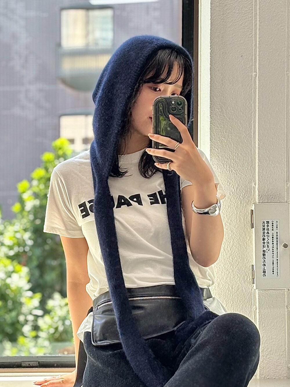 ホワイト系のTシャツ/カットソー、ブラック系のその他パンツ、ブルー系のその他シューズを着用したレディースの夏コーディネートの5枚目の写真