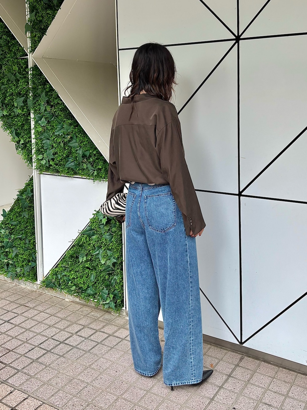 ブラウン系のシャツ/ブラウス、ブラック系のベルトを着用したレディースの夏コーディネートの3枚目の写真