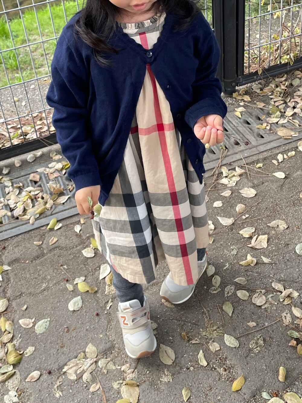 ブルー系のカーディガン/ボレロ、その他のワンピース、ベージュ系のスニーカーを着用したキッズの秋コーディネートの3枚目の写真