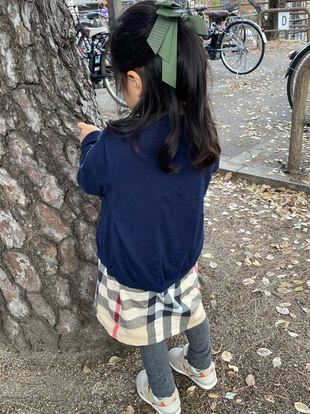 ブルー系のカーディガン/ボレロ、その他のワンピース、ベージュ系のスニーカーを着用したキッズの秋コーディネートの4枚目の写真