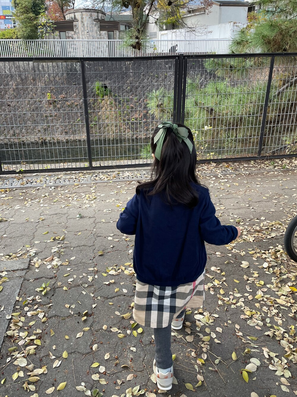 ブルー系のカーディガン/ボレロ、その他のワンピース、ベージュ系のスニーカーを着用したキッズの秋コーディネートの2枚目の写真