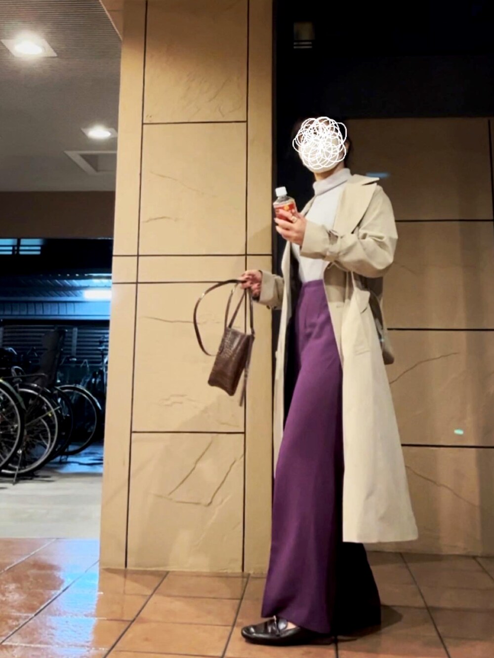 ベージュ系のトレンチコート、ブラウン系のショルダーバッグ、パープル系のその他パンツを着用したレディースの秋コーディネートの2枚目の写真