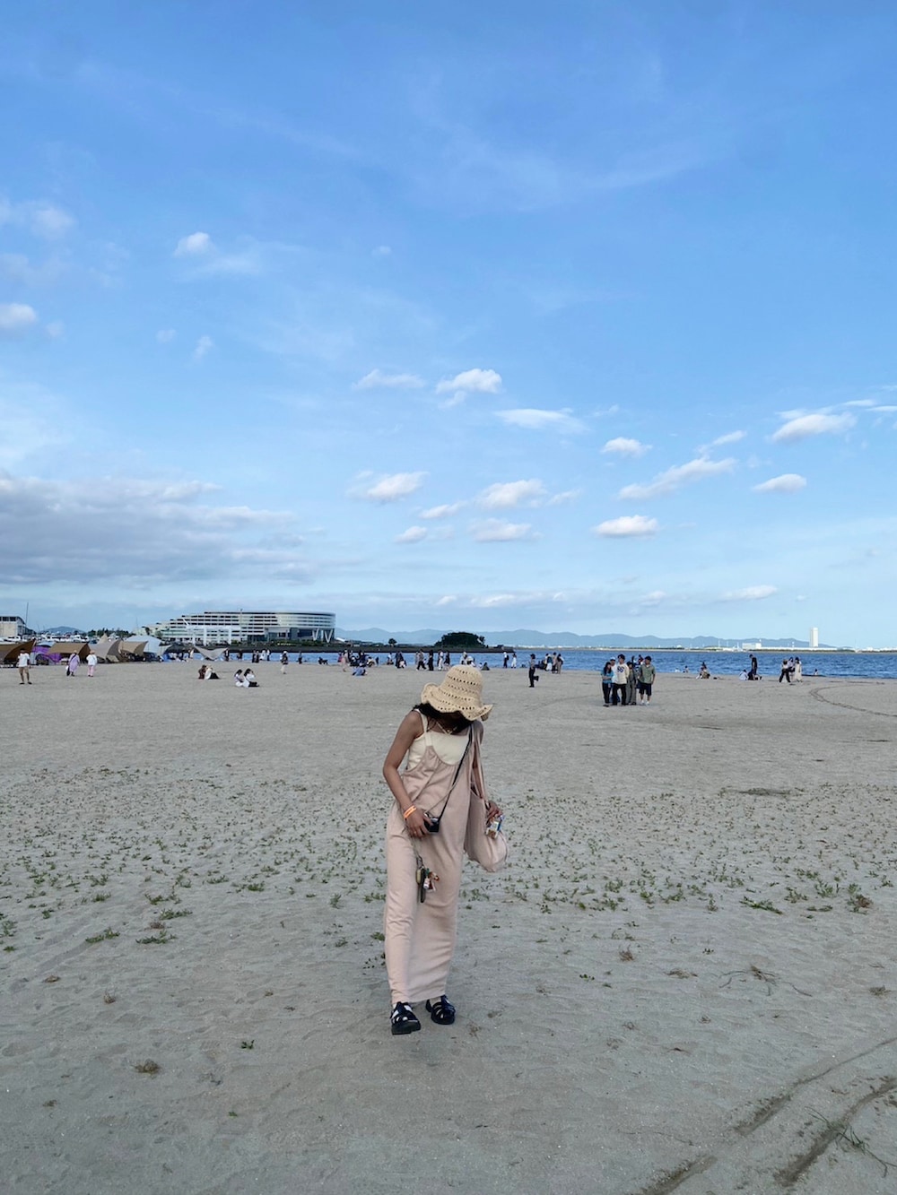 「夏コーデ、休日コーデ、カジュアルコーデ、着回しコーデ、海、森道市場、リラックススタイル、ワンピーススタイル、レイヤードスタイル、ピンク、キャミソール、ワンピース、麦わら帽子、クロシェ、Kastane」｜「Kastaneの【WEB限定カラーあり】ロゴスクエアキャンバストート（トートバッグ、ピンク系）」を使った、merukさん（レディース・161cm）の春コーディネートの2枚目の写真