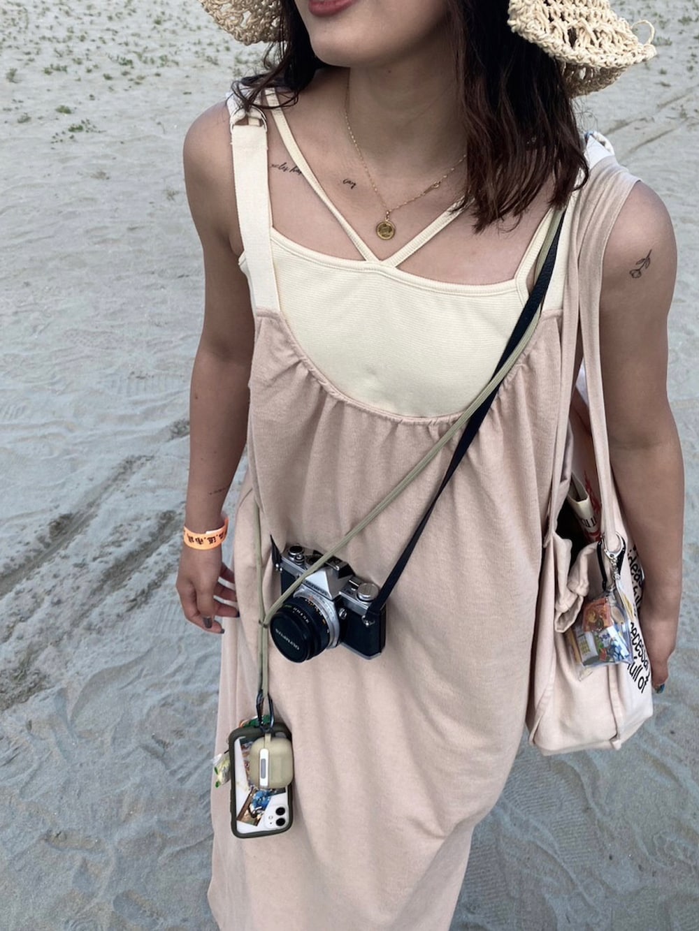 「夏コーデ、休日コーデ、カジュアルコーデ、着回しコーデ、海、森道市場、リラックススタイル、ワンピーススタイル、レイヤードスタイル、ピンク、キャミソール、ワンピース、麦わら帽子、クロシェ、Kastane」｜「Kastaneの【WEB限定カラーあり】ロゴスクエアキャンバストート（トートバッグ、ピンク系）」を使った、merukさん（レディース・161cm）の春コーディネートの3枚目の写真