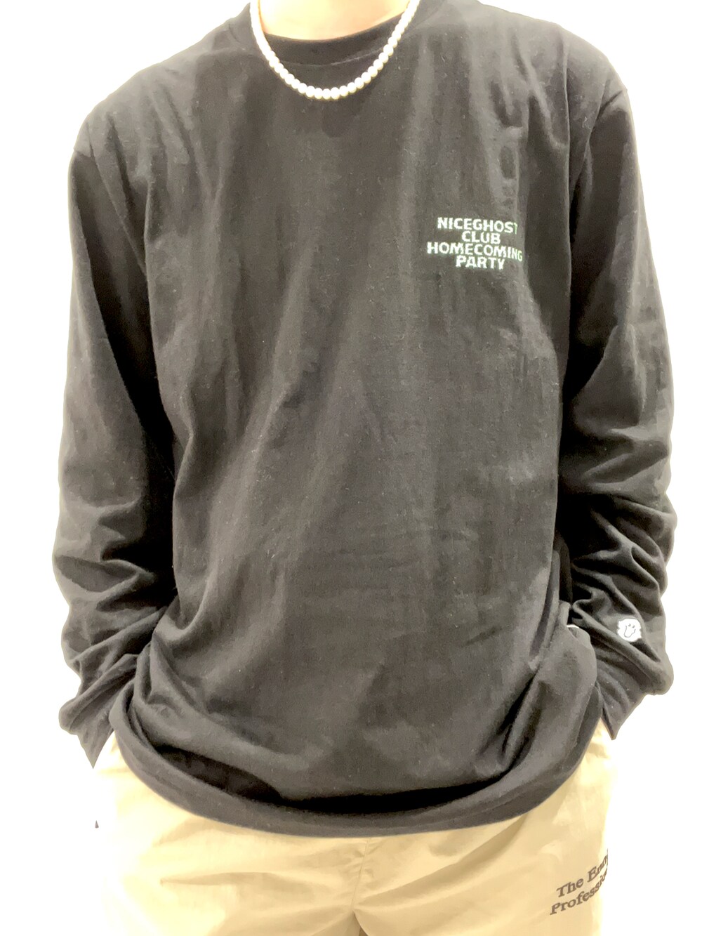 ブルー系のスタジャン、ブラック系のTシャツ/カットソー、ベージュ系のその他パンツを着用したメンズの春コーディネートの3枚目の写真