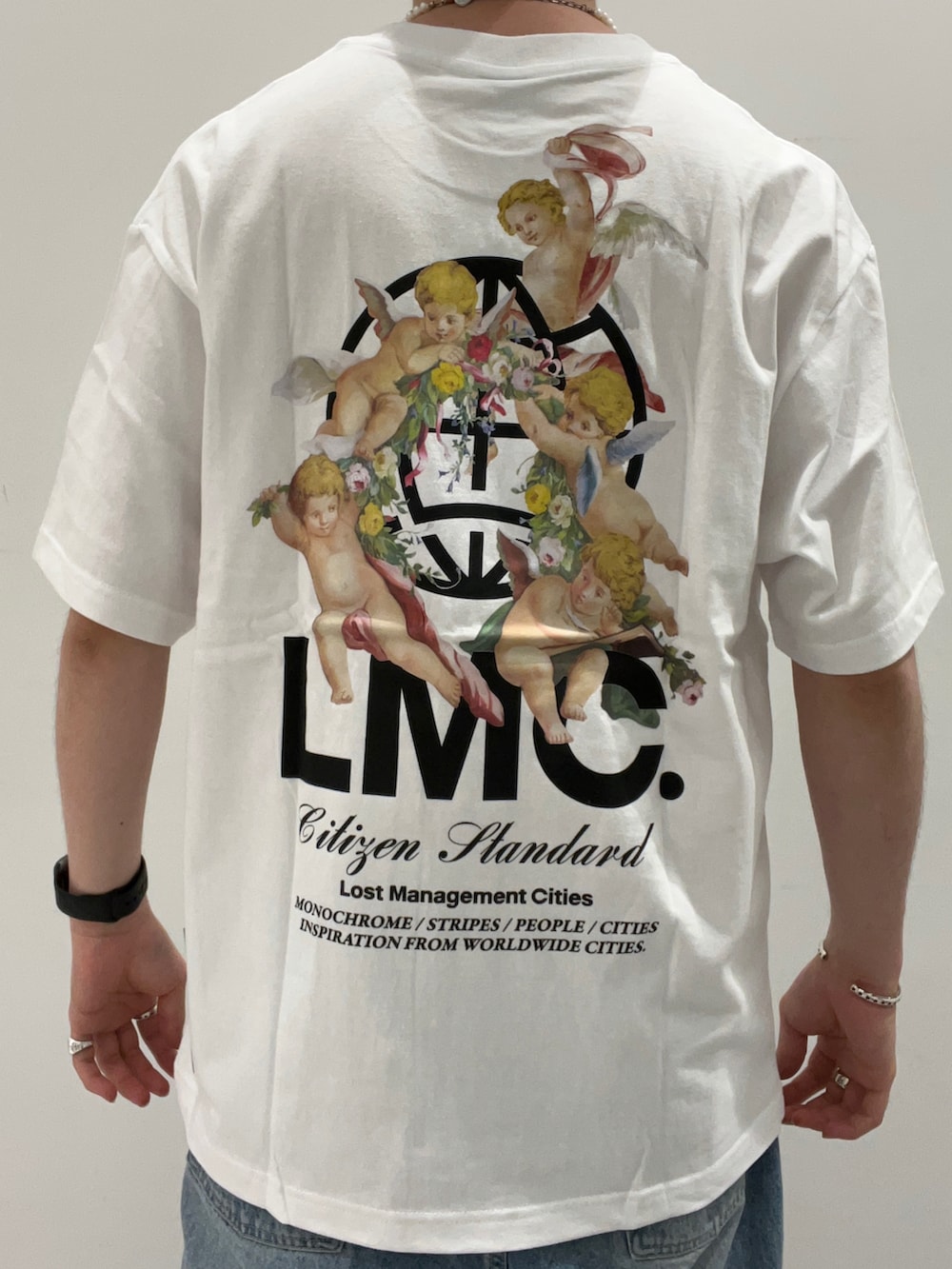 ブラック系のTシャツ/カットソー、ホワイト系のTシャツ/カットソー、ブルー系のデニムパンツを着用したメンズの夏コーディネートの5枚目の写真