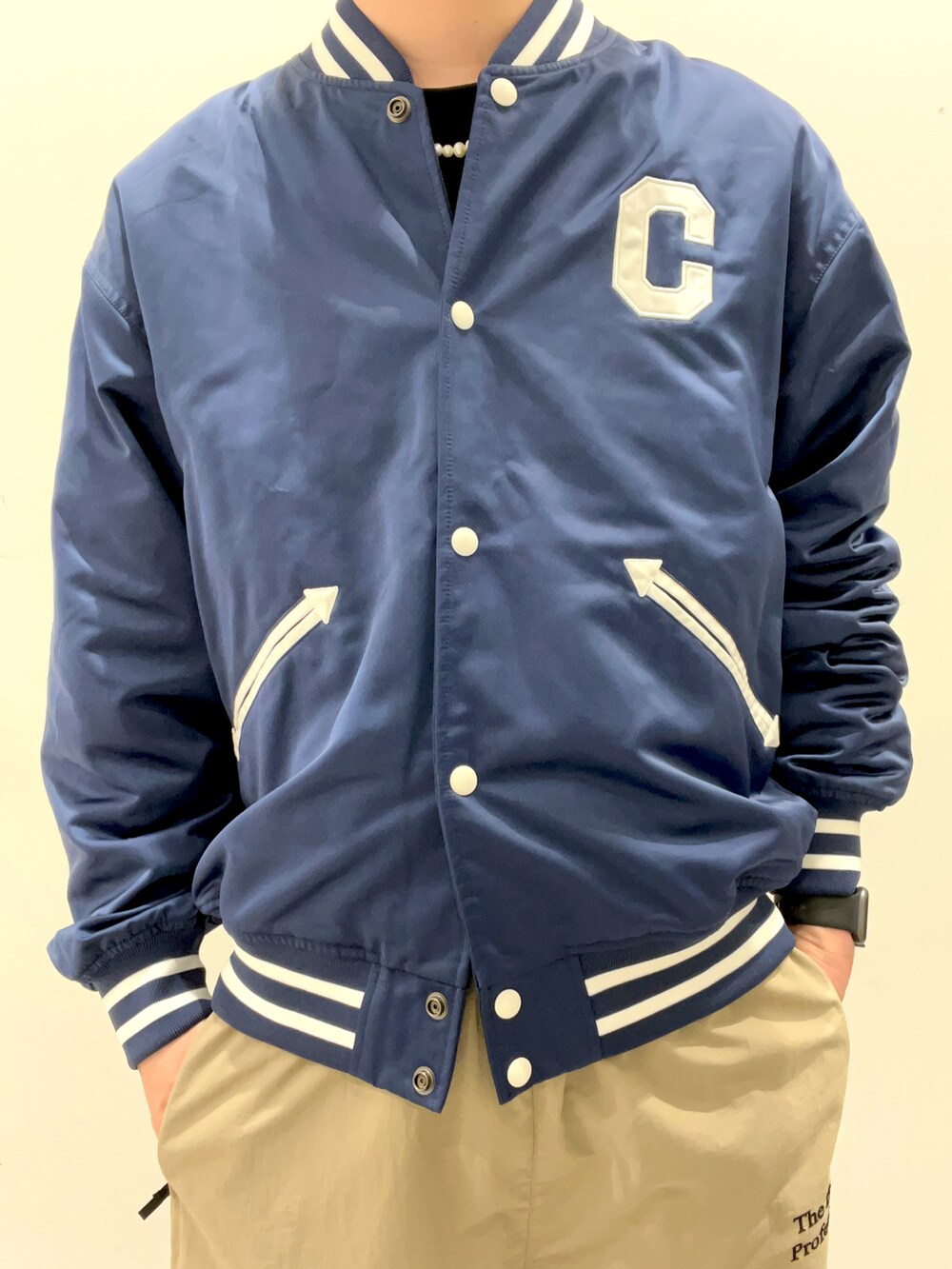 ブルー系のスタジャン、ブラック系のTシャツ/カットソー、ベージュ系のその他パンツを着用したメンズの春コーディネートの2枚目の写真