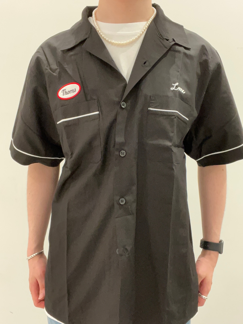 ブラック系のTシャツ/カットソー、ホワイト系のTシャツ/カットソー、ブルー系のデニムパンツを着用したメンズの夏コーディネートの2枚目の写真